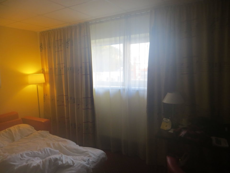 Solch dreckige Fenster gibts nur hier!! Best Western Plus Amedia Art Salzburg