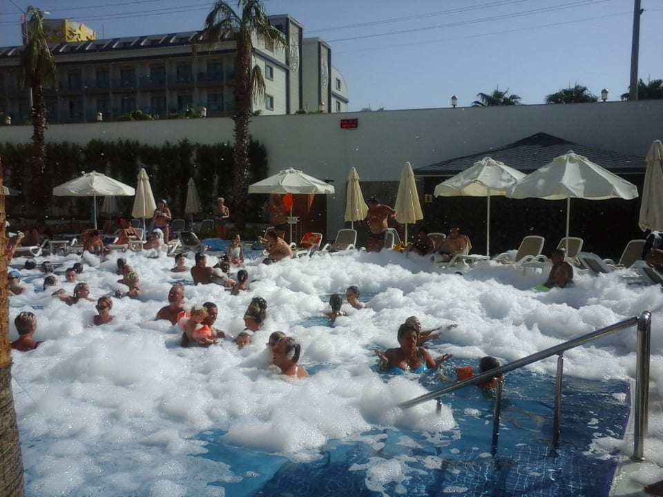 Poolparty Mary Hotel Side