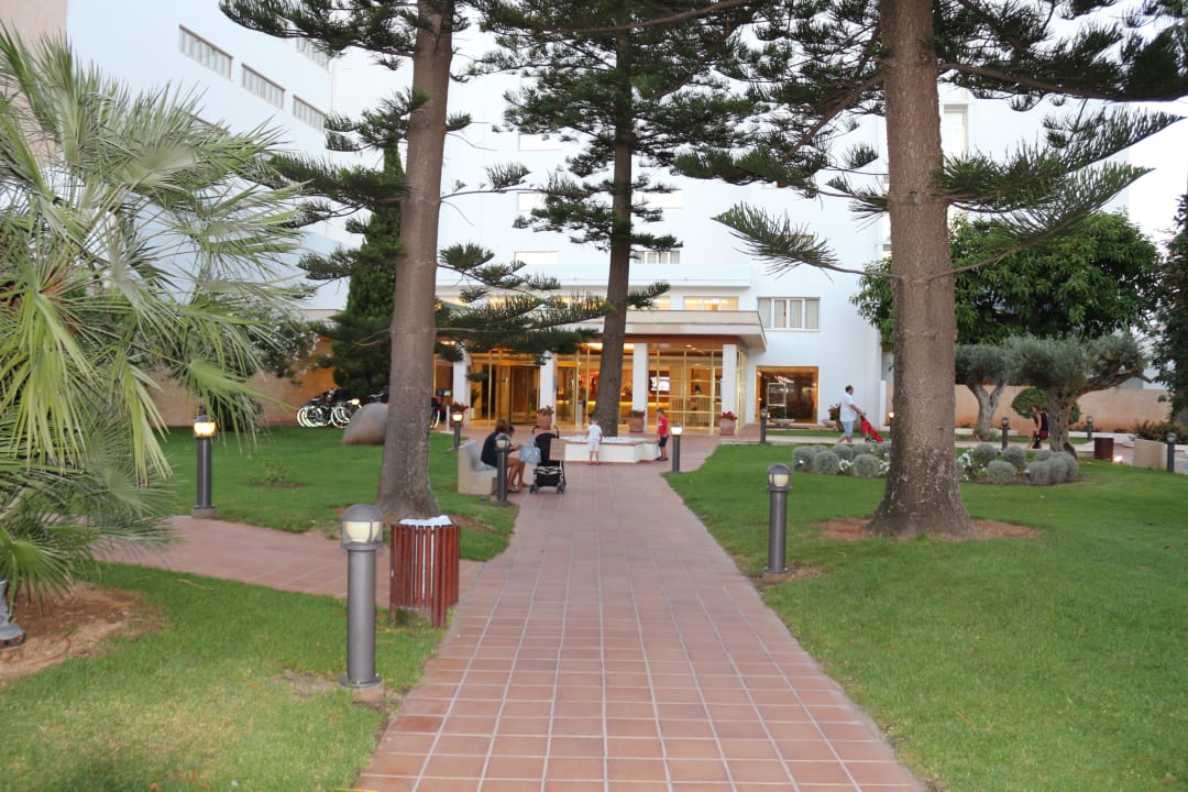 Vorgarten des Hotels CM Playa del Moro