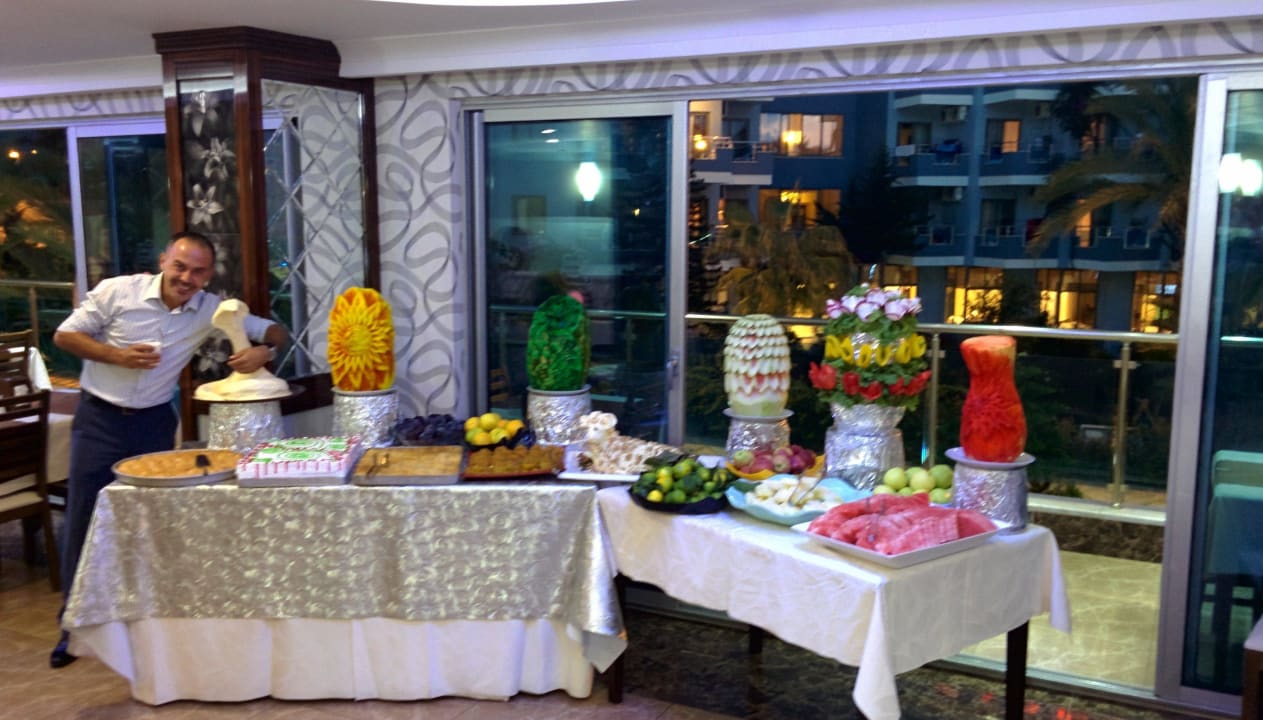 Hotelmanager Hasan präsentiert das Buffet Opia Hotel