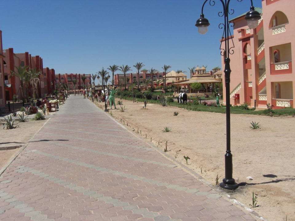 Blick vom Volleyballplatz Richtung Hotel Pickalbatros Aqua Vista Resort - Hurghada