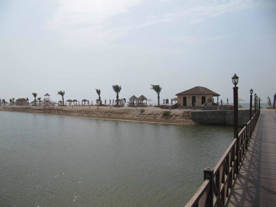 Blick von Lagune auf Strand The Cove Rotana Resort