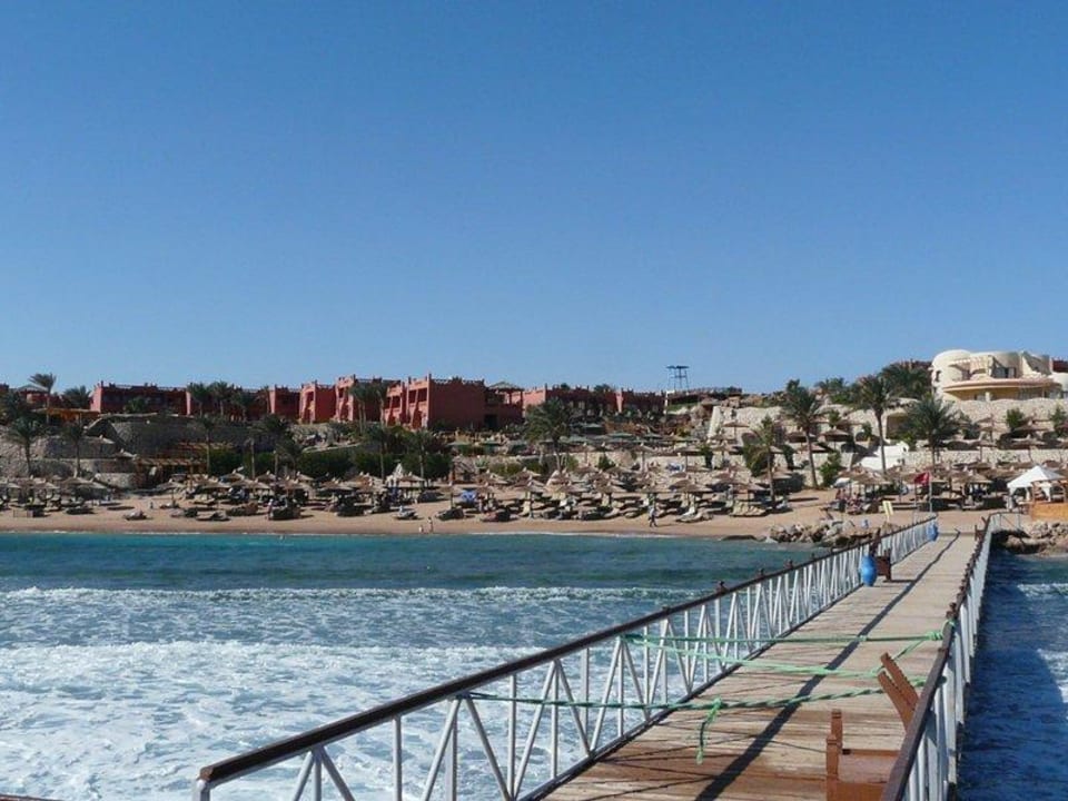 Widok z pomostu na hotelową plażę Hotel Hauza Beach Resort