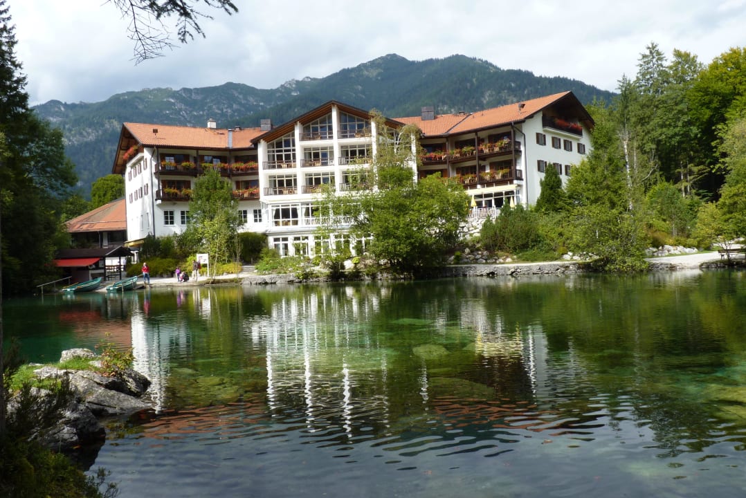 Blick über den Badersee zum Hotel Hotel Am Badersee