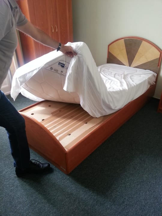 Bettenrost wird durch ein Holzbrett ersetzt Hotel Baross