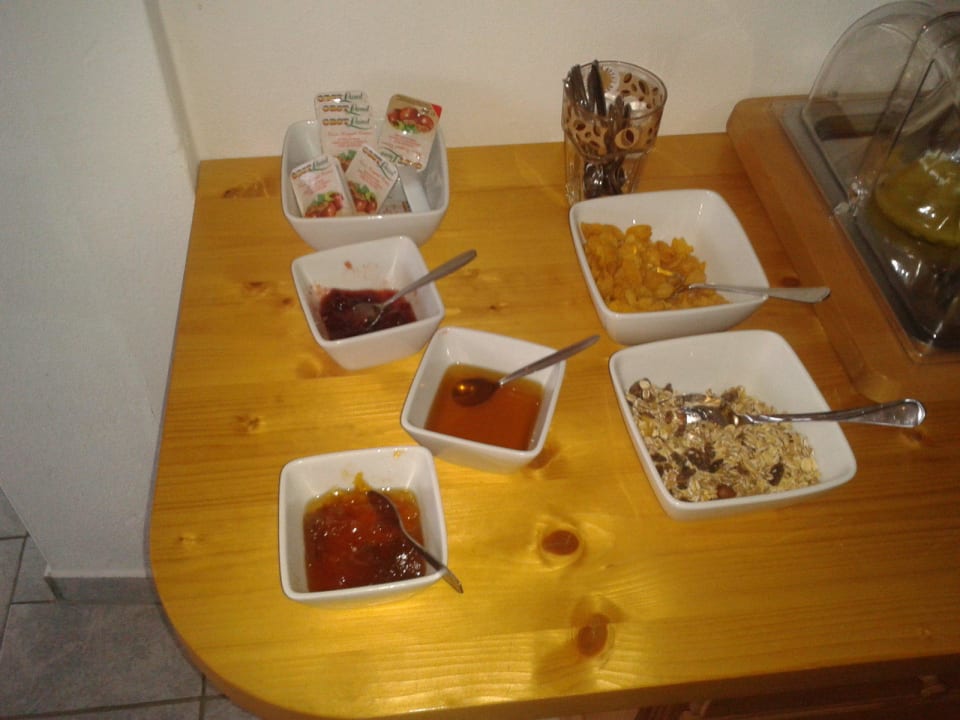 Liebevoll eingedecktes Frühstücksbuffet Gästehaus Stöckl