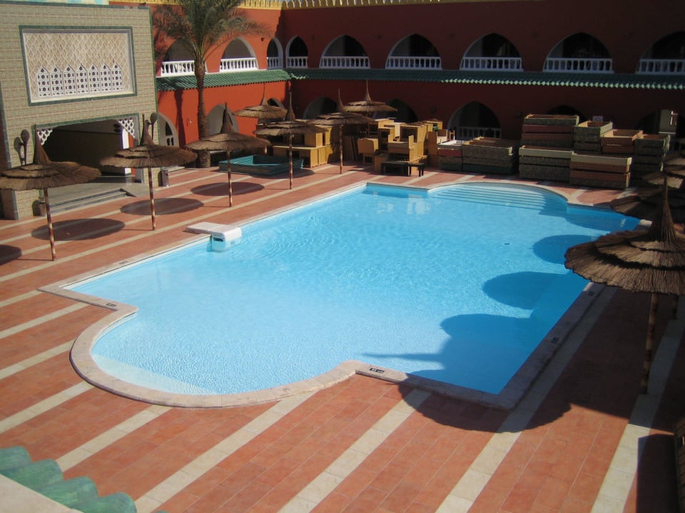An einem Ruhepool werden die Zimmer renoviert Pickalbatros Alf Leila Wa Leila Resort - Neverland Hurghada