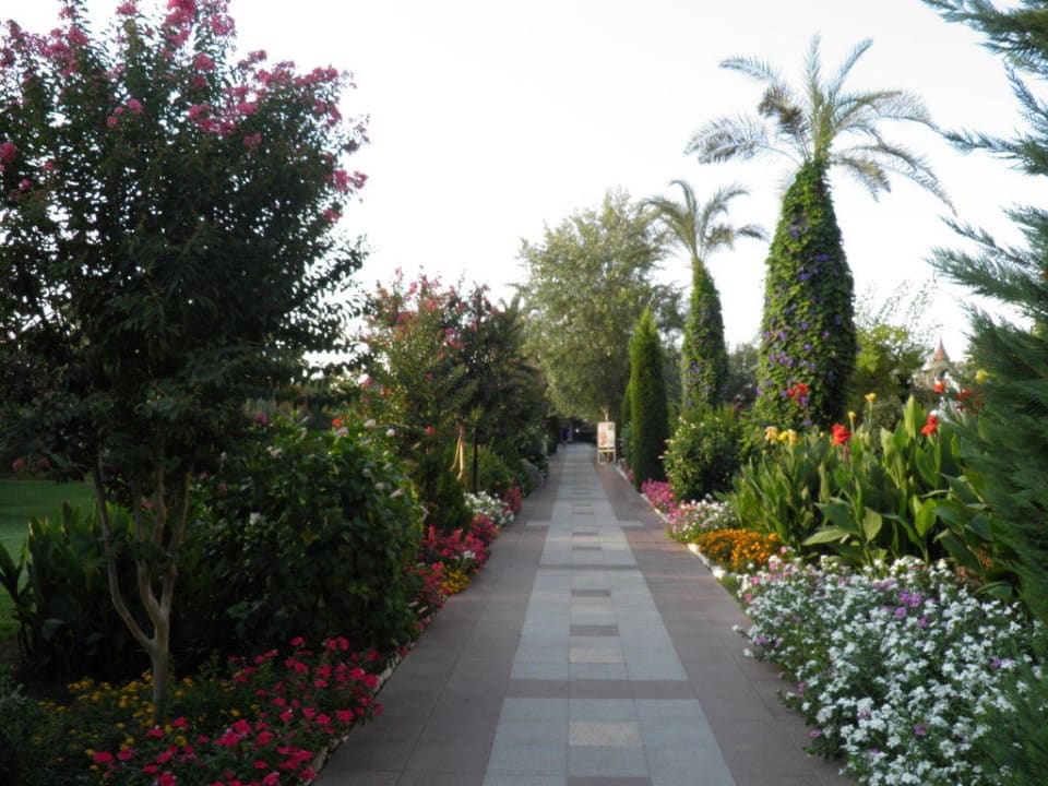 Weg zum Pool/Strand durch den Garten Belek Beach Resort Hotel
