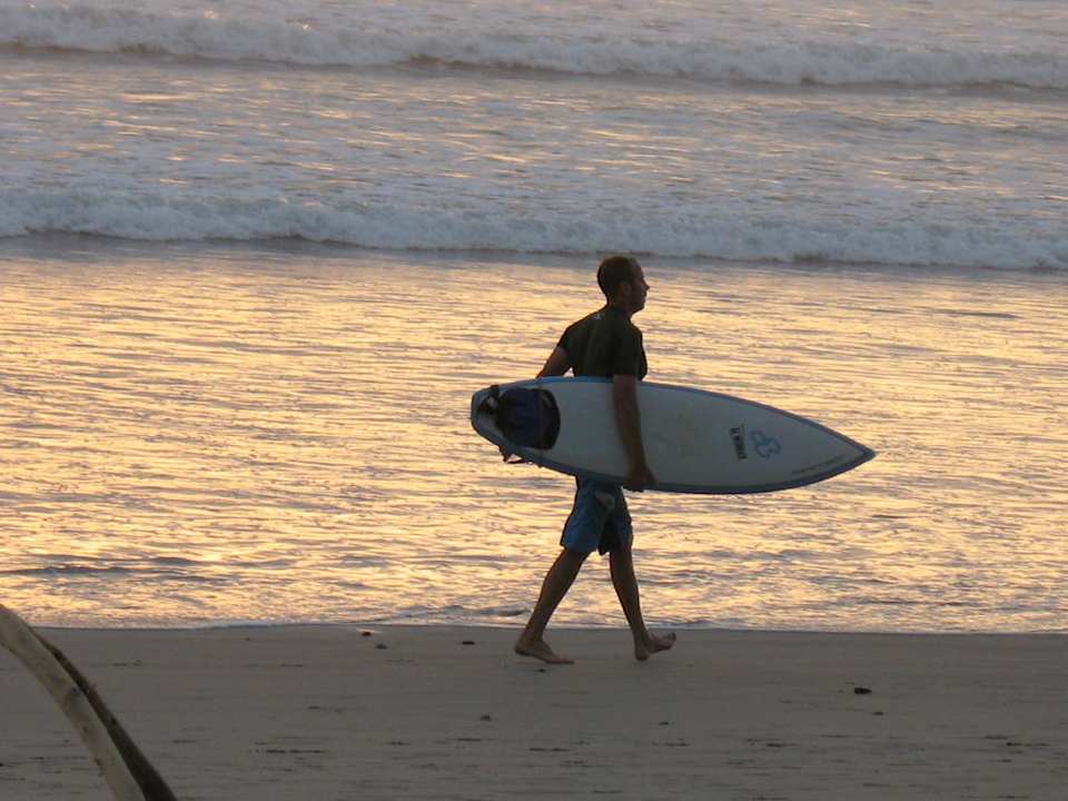 Surfen beim Sonnenuntergang Horizon Ocean View Hotel & Yoga Center