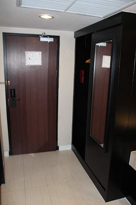 Schrank Ramada Plaza by Wyndham Bangkok Menam Riverside