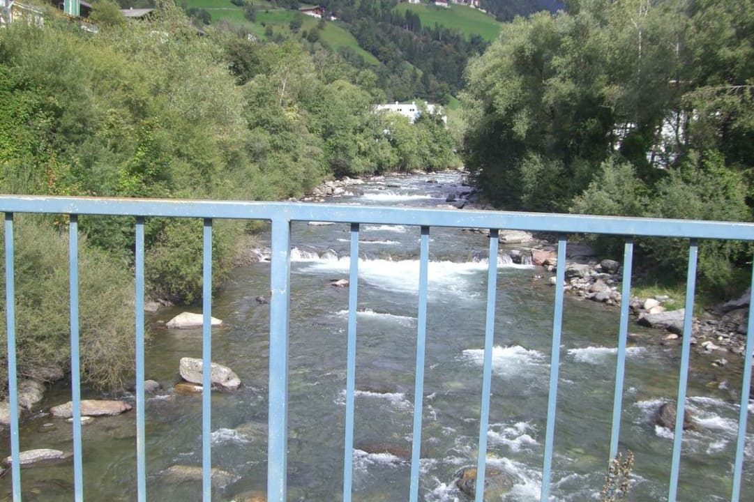 Fluß neben dem Hotel STROBLHOF Active Family SPA Resort