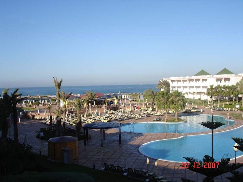 Widok z basenu i morza z pokojowego balkonu Iberostar Waves Founty Beach