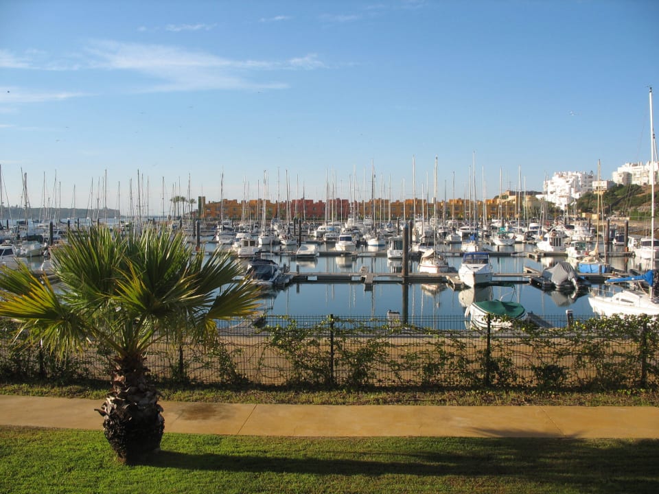 Blick vom Zimmer auf den Yachthafen & Hauptgebäude NH Marina Portimão Resort