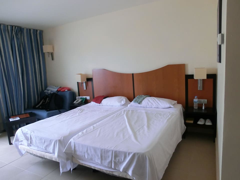 Wenig Platz zwischen Bett & Wand Hotel Las Costas