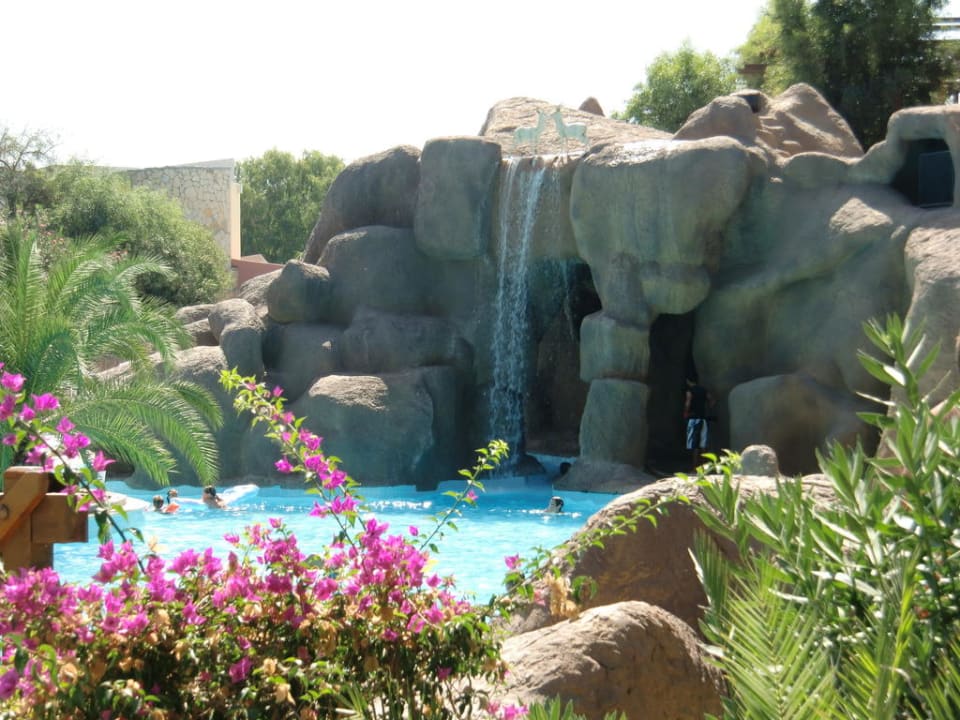 Hauptpool mit Wasserfall Blue Waters Club