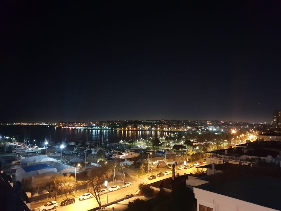 Ausblick Wyndham Grand Istanbul Kalamis Marina Hotel
