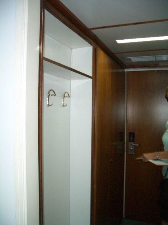 Kleiderschrank im FZ Irene Palace Beach Resort Club alltoura
