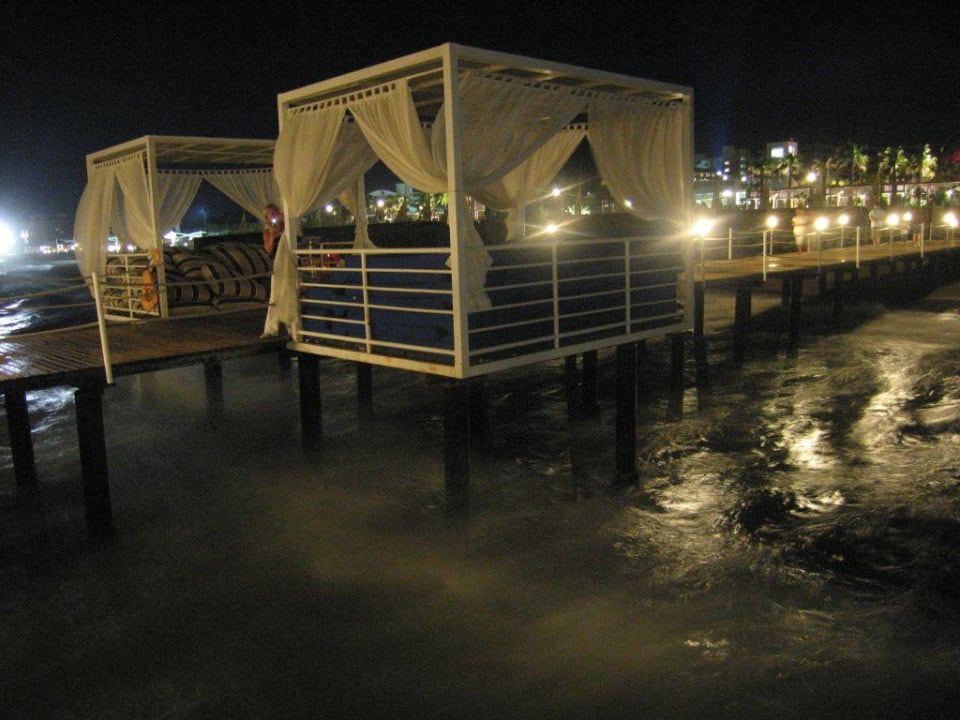 Pier bei Nacht Susesi Luxury Resort