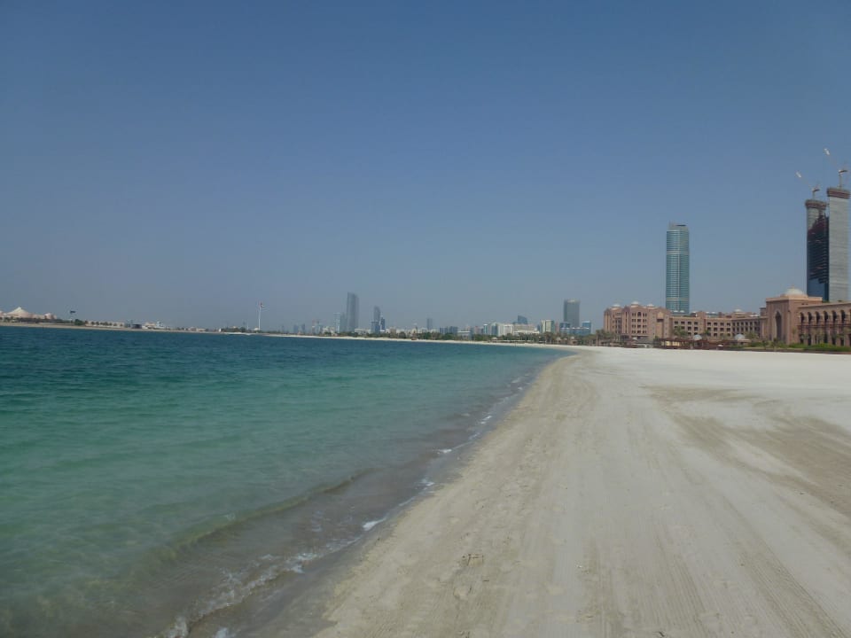 Strand mit Blick auf Hotel und Abu Dhabi Emirates Palace Mandarin Oriental
