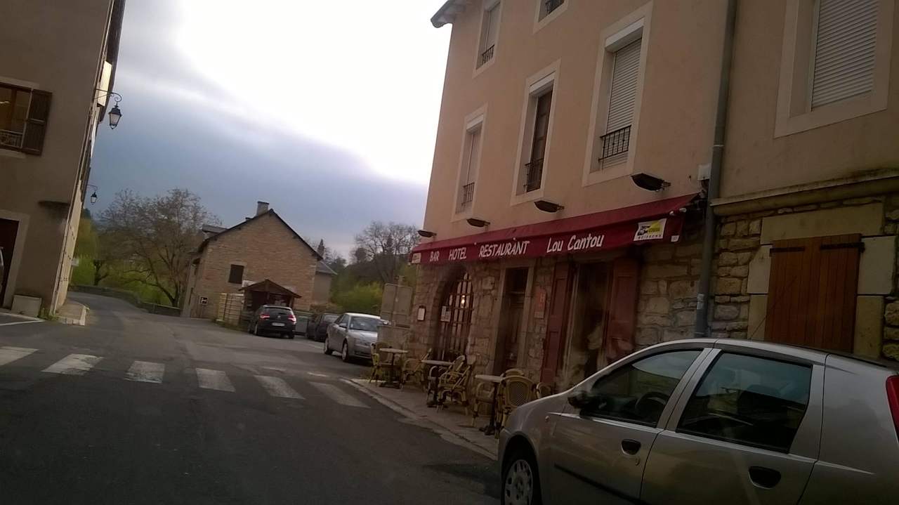 Widok na chotel Hotel Lou Cantou