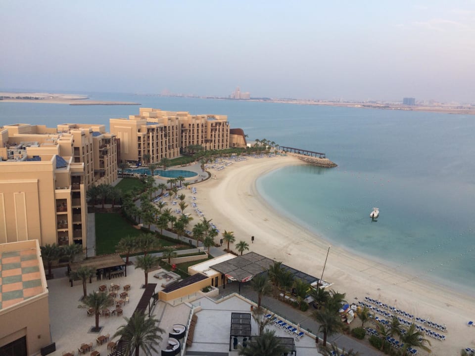 Blick über die Anlage von der Shisha Bar DoubleTree by Hilton Resort & Spa Marjan Island