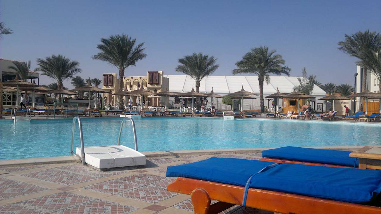 Liegen am Pool Pickalbatros Dana Beach Resort - Hurghada