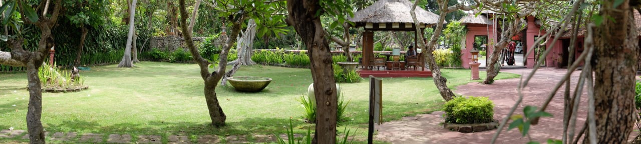 Rechts die Rezeptio, durch Tor geht es in den Ort Hotel La Taverna Bali