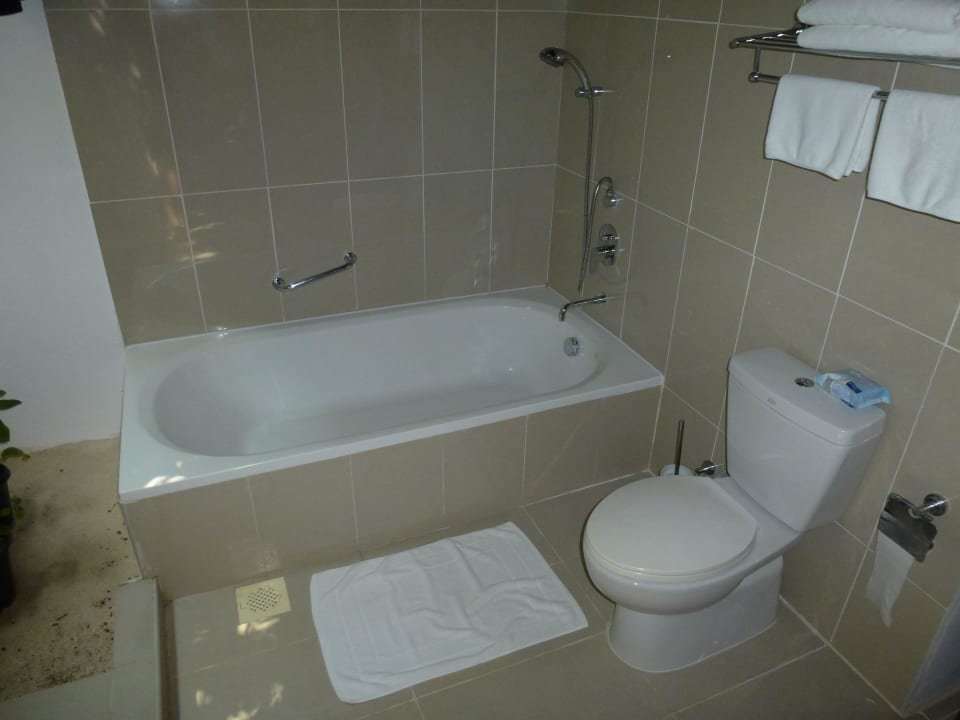 Große Badewanne (die man eigentlich nicht braucht) NH Collection Maldives Reethi Resort