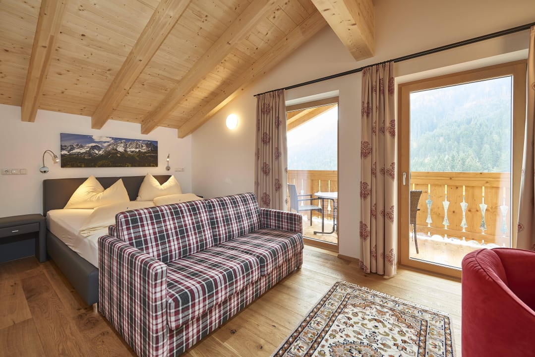 Zimmer - Doppelbett, Sofa, Balkon Gartenhotel Daxer