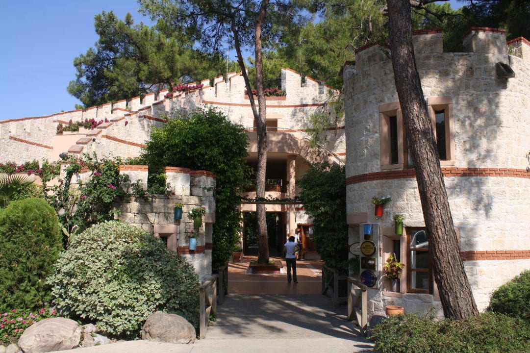 Ungewöhnlicher Hoteleingang Ulusoy Kemer Holiday Club