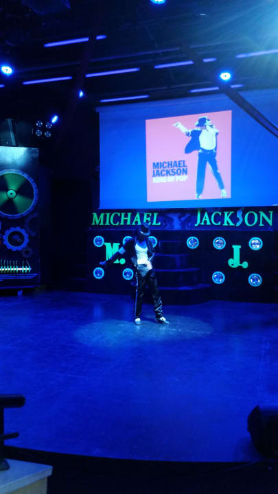 Michael Jackson Show Villa Side Residence