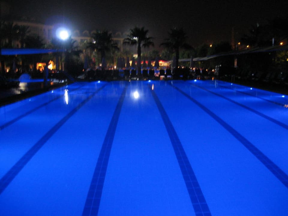 Pool am Abend Hane Family Resort