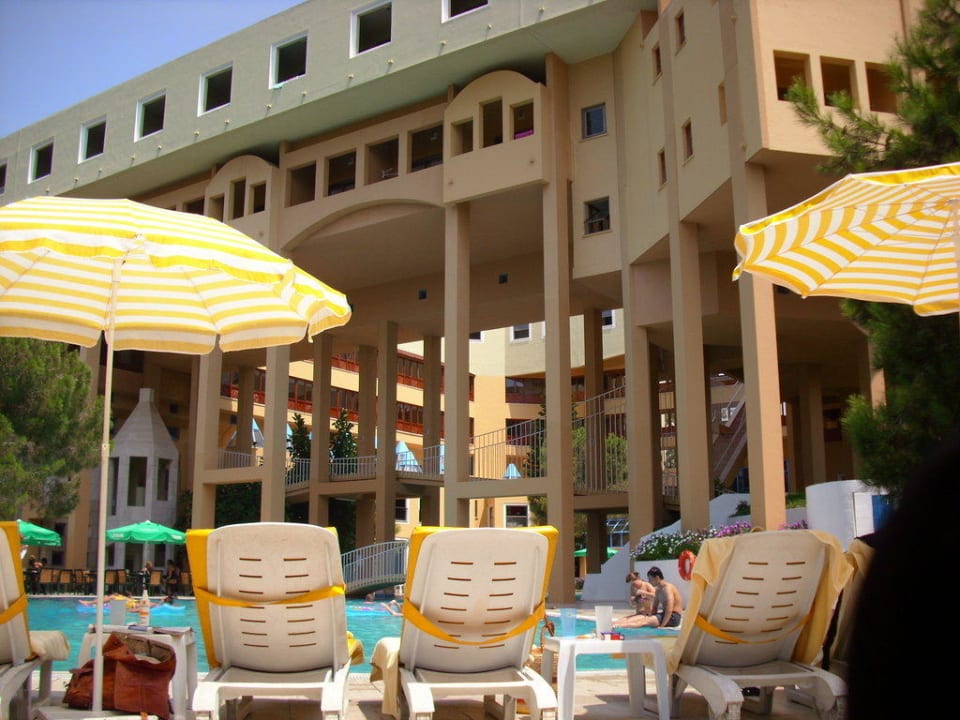 Blick vom Pool aufs Hotel (Rückseite) Asteria Collection Side