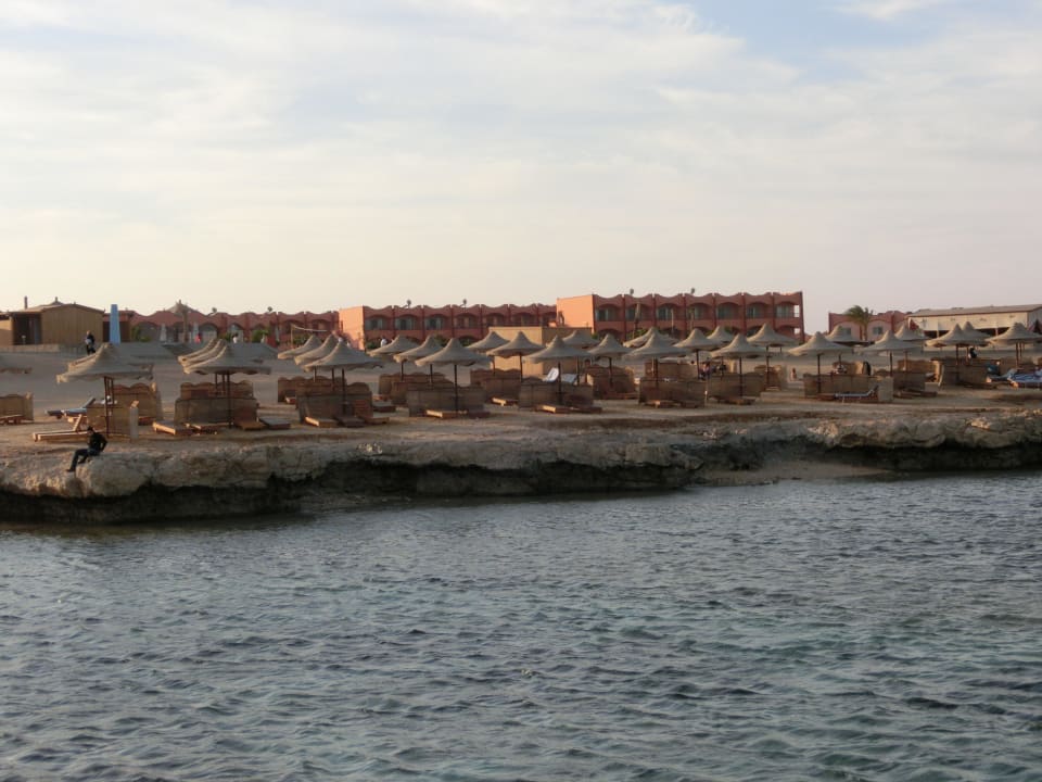 Stranblick vom Steg aus Three Corners Happy Life Beach Resort