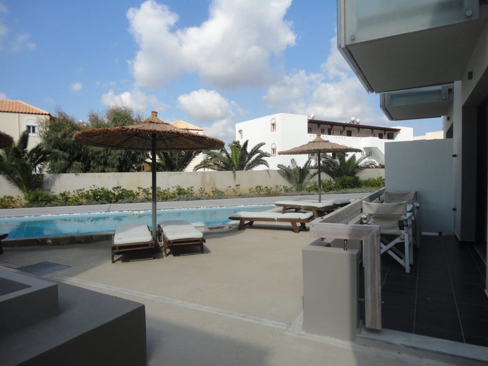 Terrasse/Pool der Souterrain Zimmer Akti Palace Resort & Spa