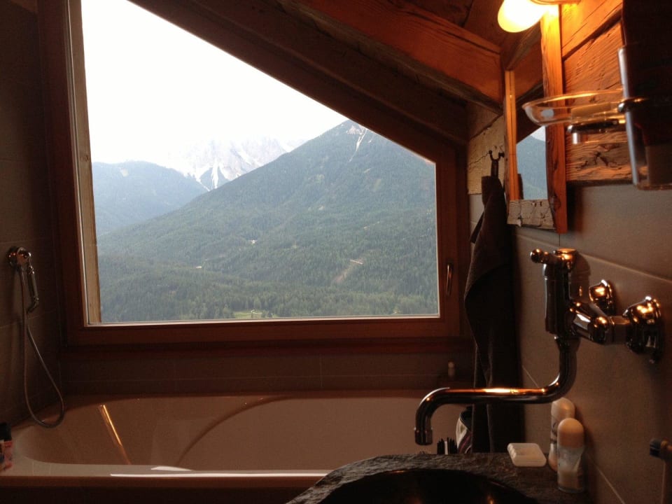 Blick von der Badewann auf die Berge Glinzhof Mountain Natur Resort Agriturismo
