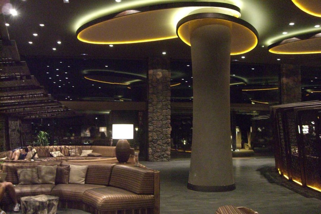 Lobby lädt zum Chillen ein Lopesan Baobab Resort