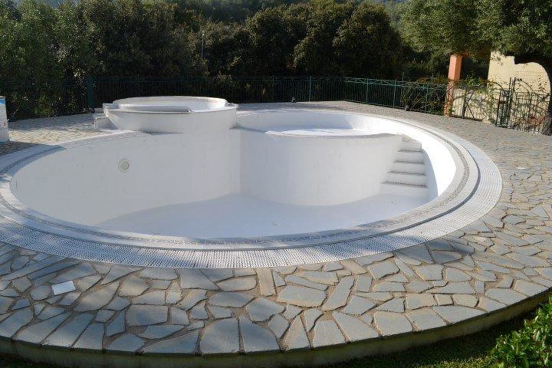 Leeg zwembad Villa Torre delle Viole