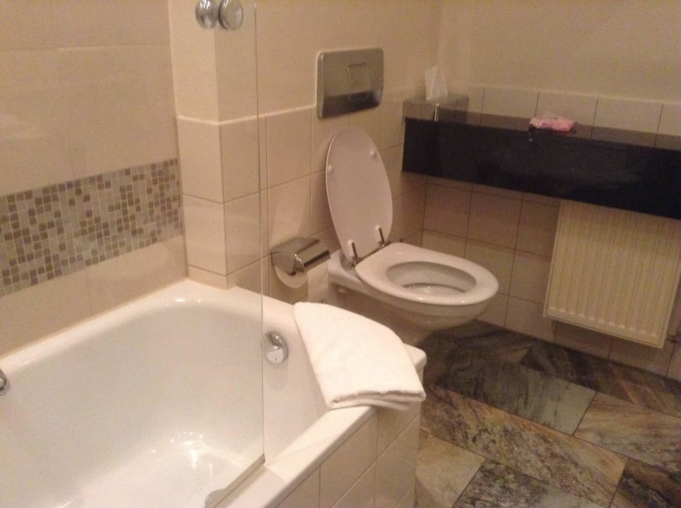 Bad mit Wanne Hotel Waldschlösschen Schleswig