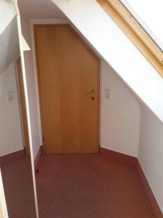 Zimmertür mit deutlicher Dachschräge Hotel-Gasthof Zur Kapelle