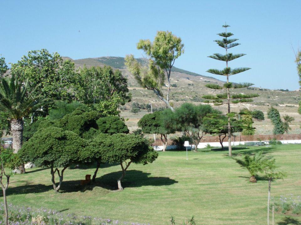 Zur "Straßenseite" TUI BLUE Oceanis Beach and Spa Resort