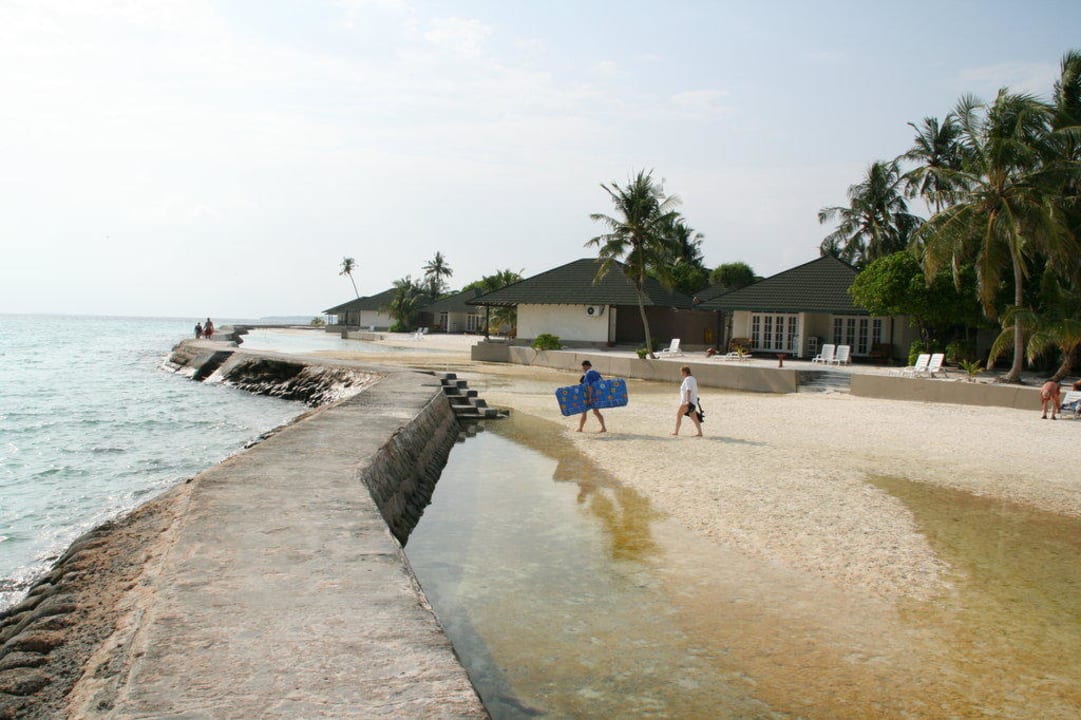 Strand mit kleiner Mauer Adaaran Select Meedhupparu Island Resort - Premium All Inclusive
