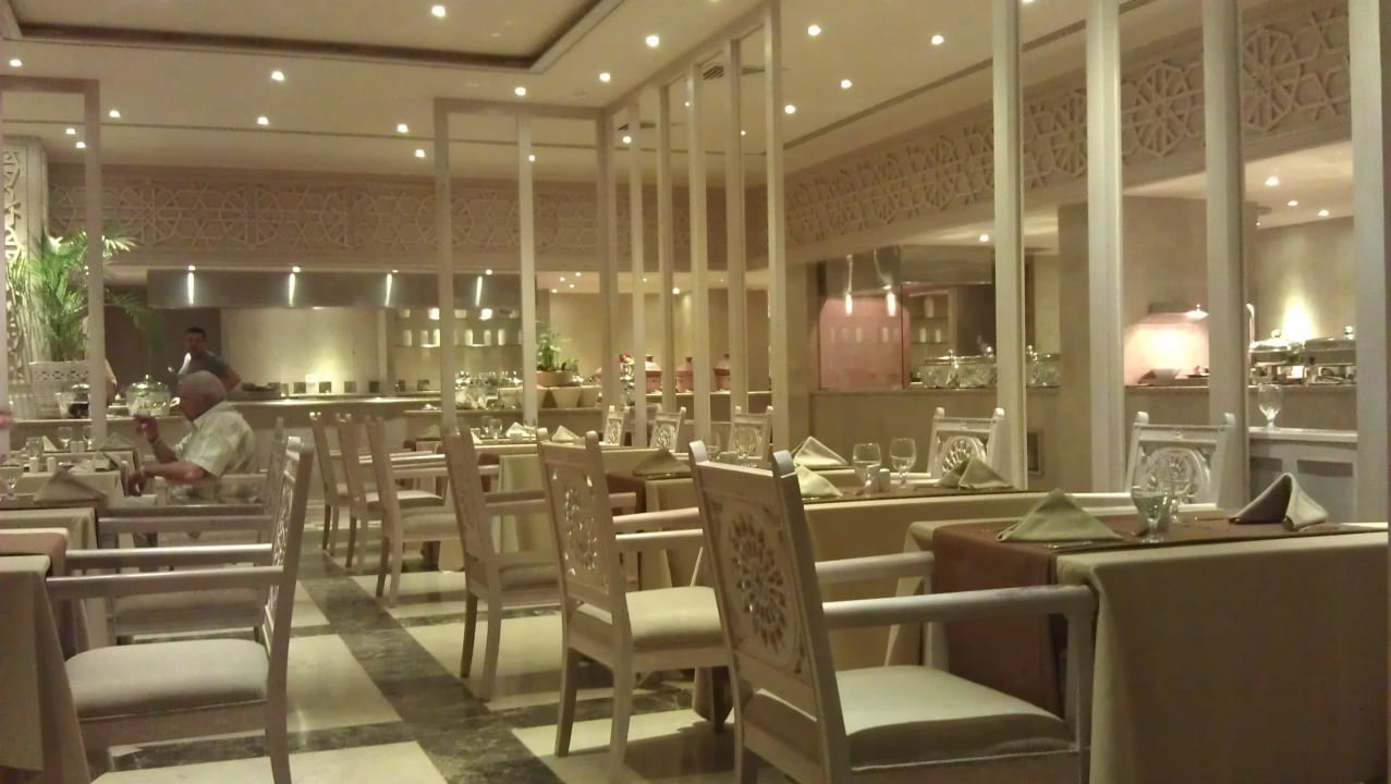 Hauptrestaurant mit Buffet ringsum Makadi Spa - Adults only