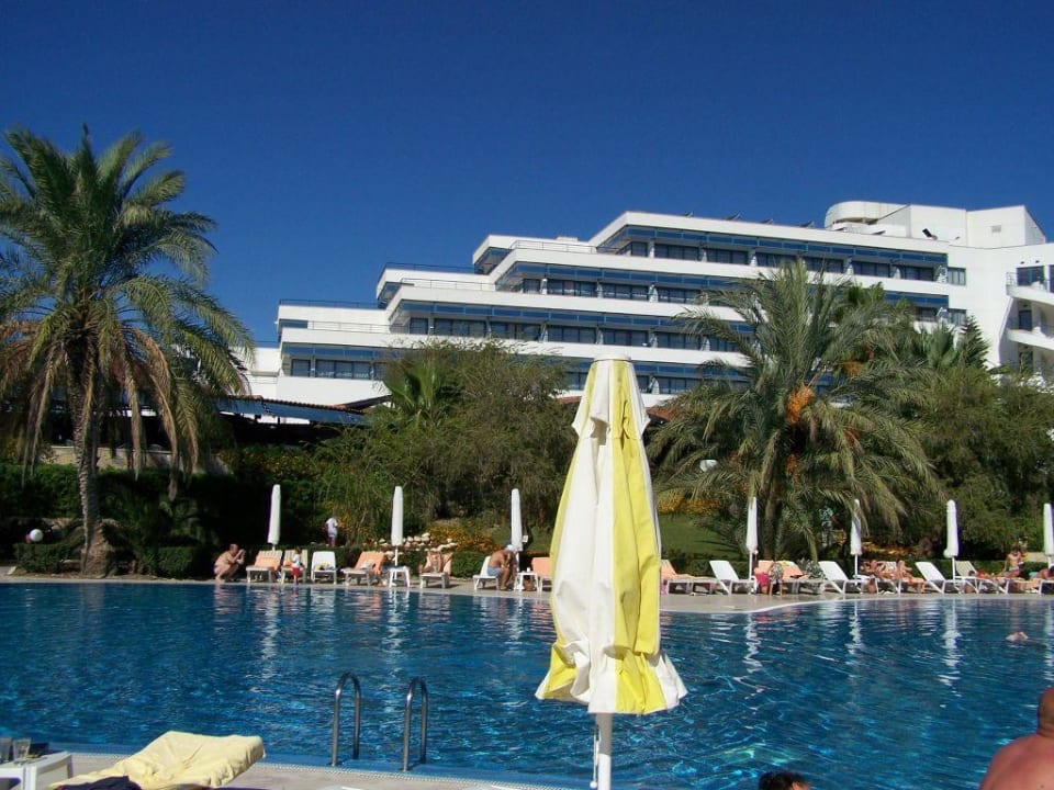Poolanlage mit Hotelgebäude Sunrise Resort Hotel