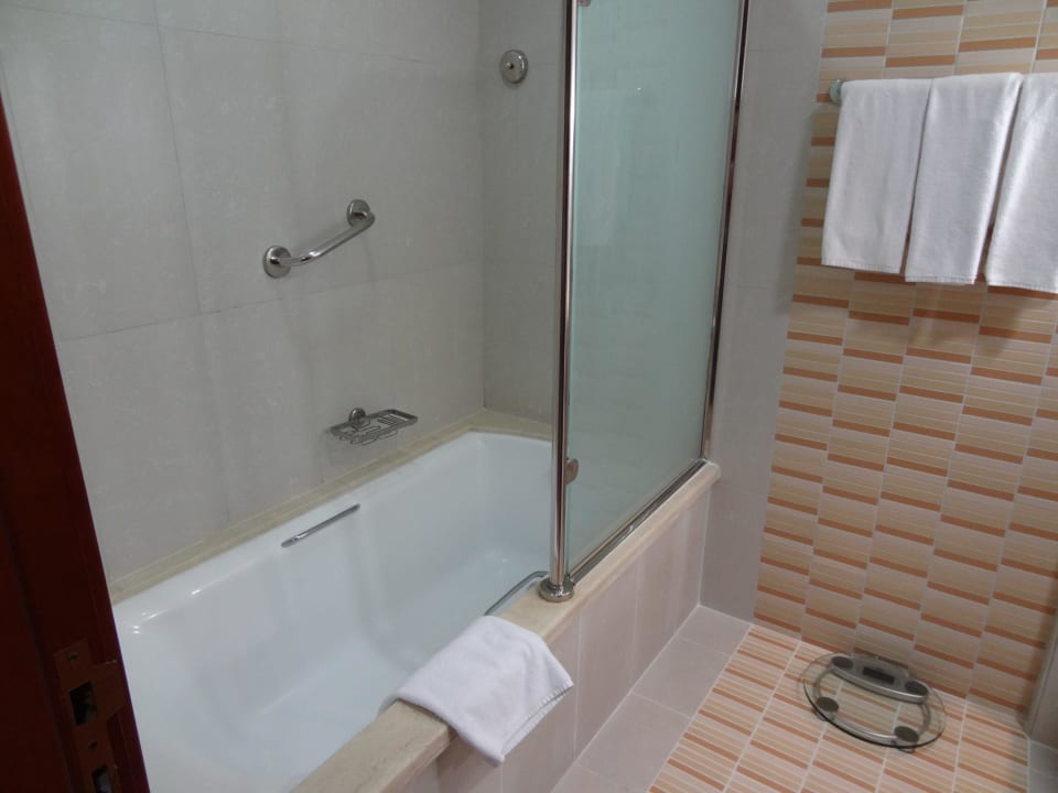 Badewanne mit Dusche Holiday Inn Bur Dubai - Embassy District