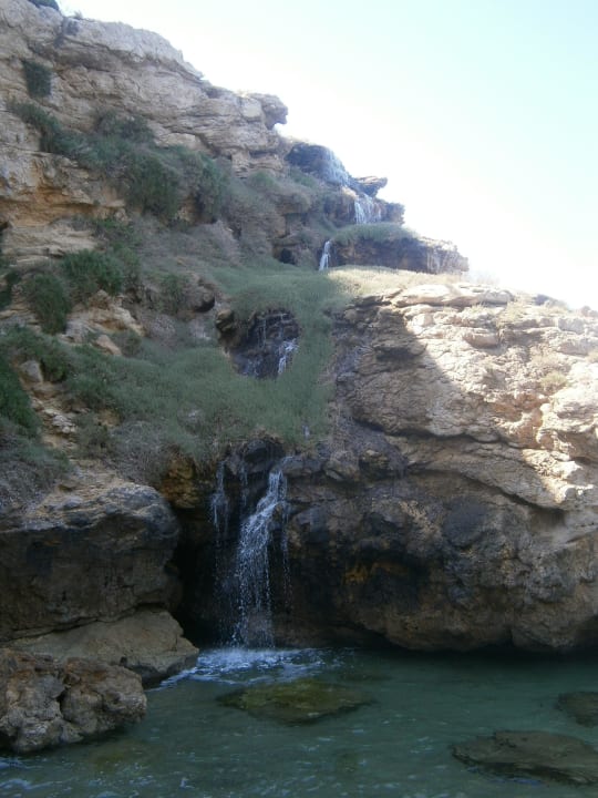 Kleiner Wasserfall neben dem Sonnendeck Club Resort Atlantis