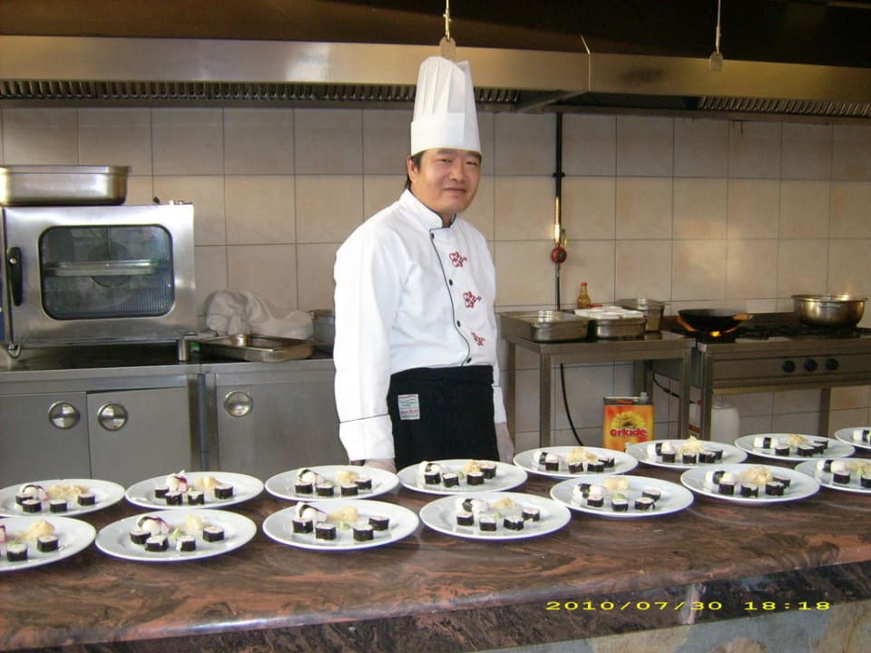 China Koch mit Sushi im Strandrestaurant Hotel Royal Garden Beach