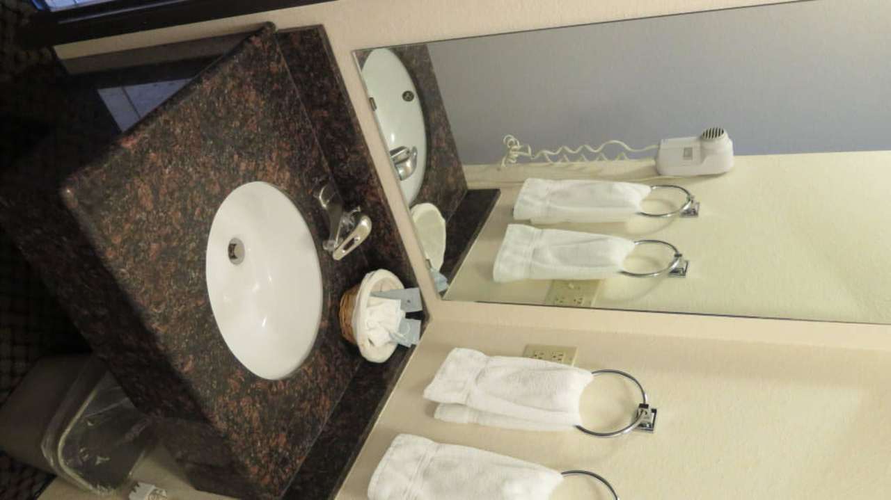 Waschbecken auf Kniehöhe. Hotel Luxury Inn And Suites