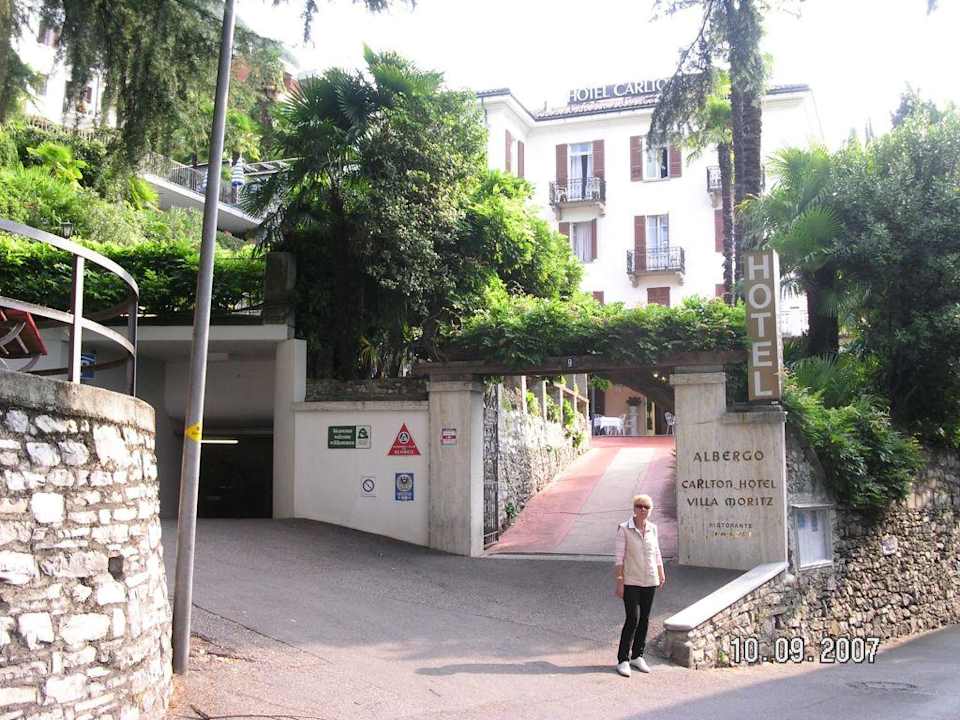 Eingang Hotel und links Garage kostenpflichtig Carlton Hotel Villa Moritz