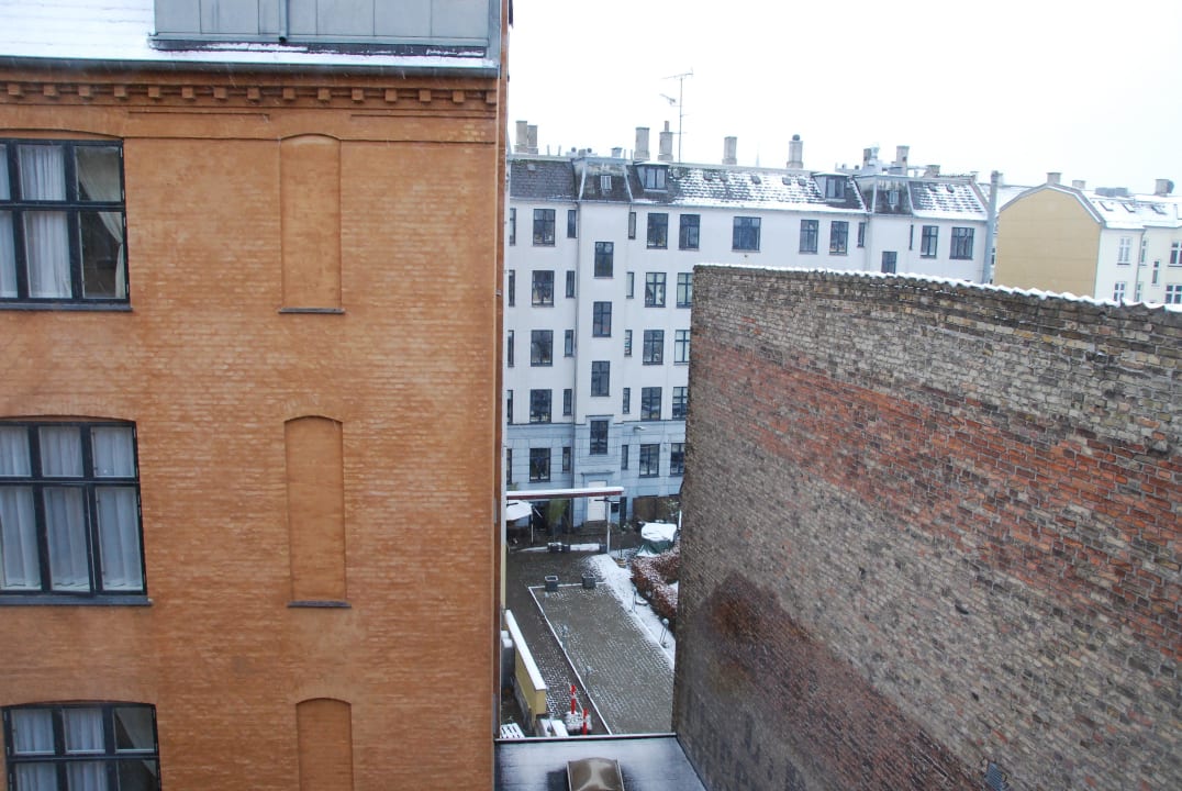 Sicht in den Innenhof bzw. Rückseite des Hotels Hotel Kong Arthur